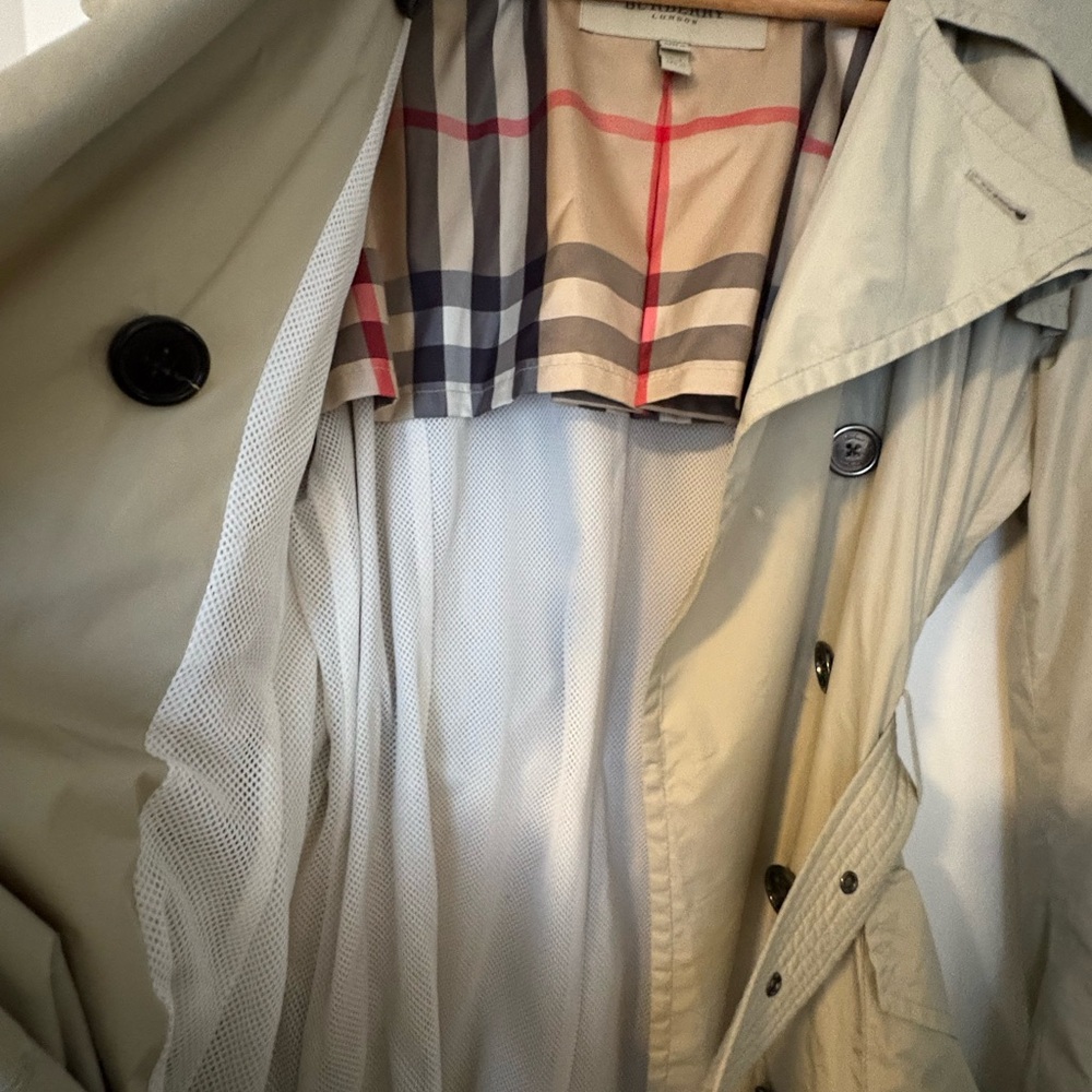 Burberry Classic Tan Trench rain Coat - Picture 5 of 11